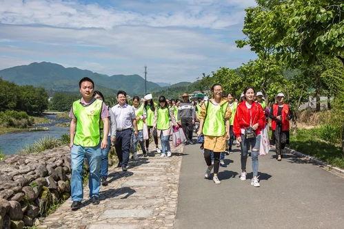 河边拍照吃瓜,拍照吃瓜,记录夏日悠闲时光